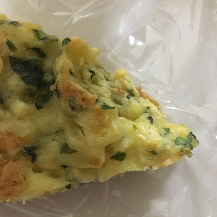 ほうれん草とパイナップルの入ったホットケーキ